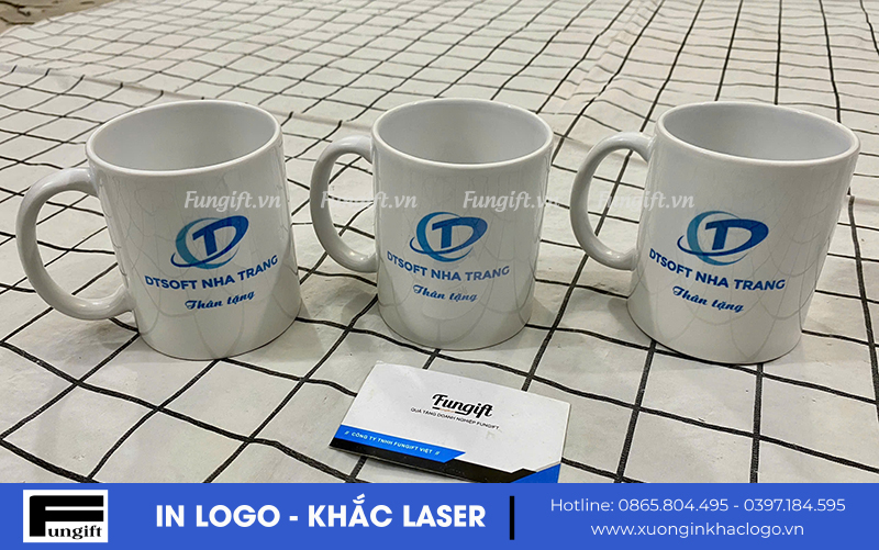 Mẫu cốc sứ in logo công ty DTSOFT Nha Trang làm quà tặng