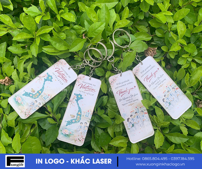 Móc khoá mica in logo làm quà tặng khách hàng