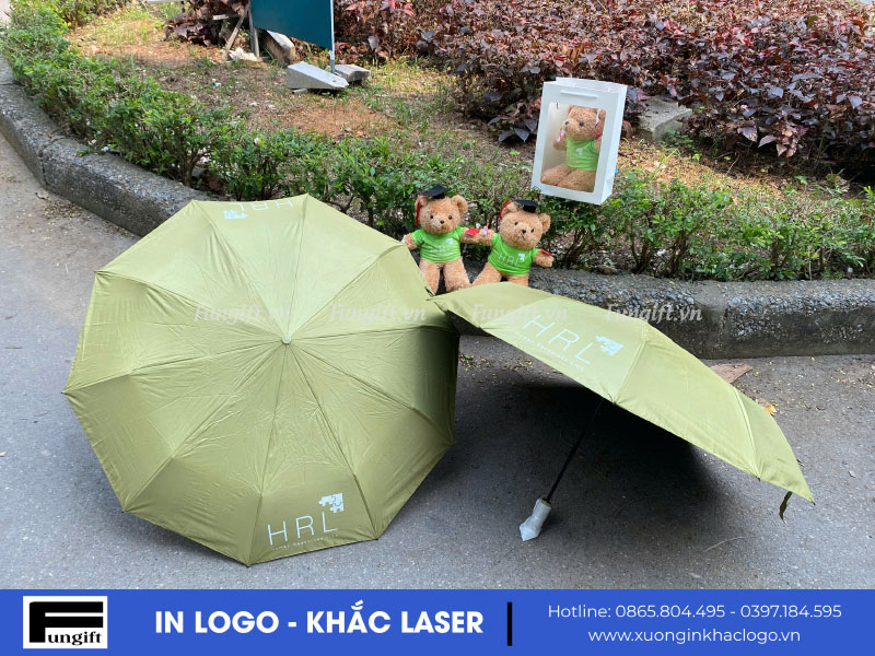 Set quà gấu và ô in làm quà tặng