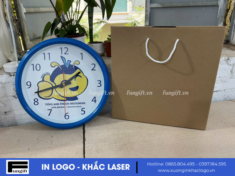 Đồng hồ treo tường làm quà lưu niệm