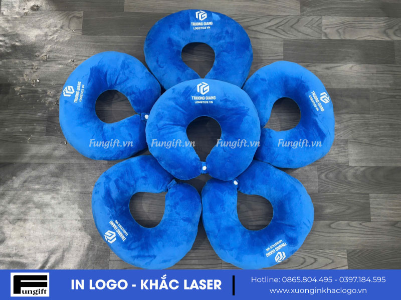 Gối chữ U giá rẻ in logo tại xưởng