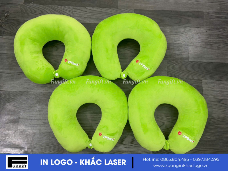 In logo lên gối kê cổ chữ U