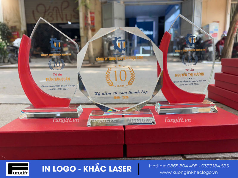 Kỷ niệm chương pha lê giá rẻ Hà Nội