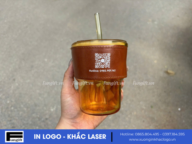 Ly thuỷ tinh bọc da khắc logo có ống hút làm quà kỷ niệm