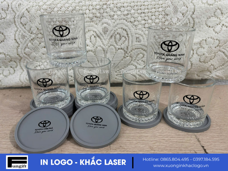 Đặt in bộ cốc thủy tinh kèm lót ly