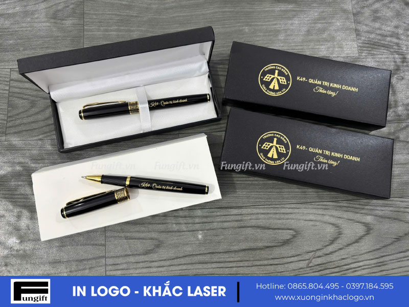 Khắc logo lên hộp và bút làm quà tặng