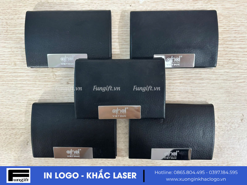 Khắc logo lên namecard tại xưởng